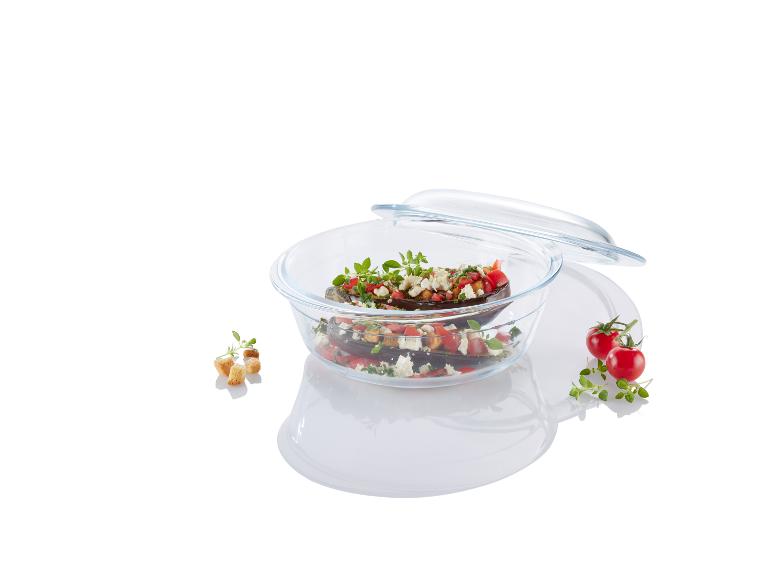 Glasform mit Deckel, gefüllt mit gebackener Aubergine, Feta und Croutons.