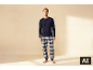 Mann im Pyjama mit dunkelblauem Hemd und karierter Hose.