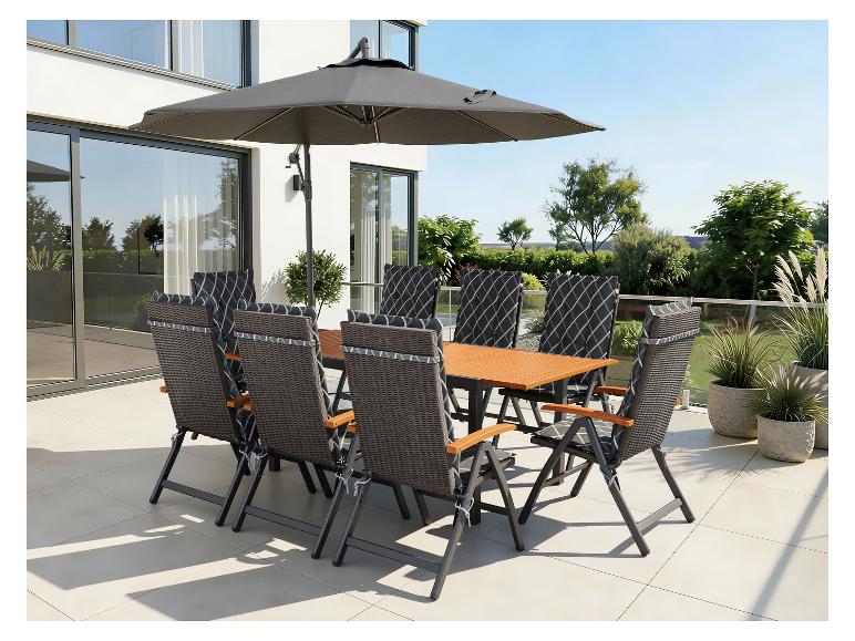 Gartenmöbel-Set mit großem Sonnenschirm auf einer modernen Terrasse.