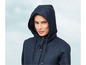 Eine dunkelblaue Jacke mit Kapuze für Damen.
