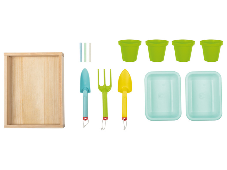 Gartenspielzeug mit Töpfen, Werkzeugen und einer Holzkiste.