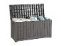 Graue Outdoor-Aufbewahrungsbox offen mit Kissen und Decken.