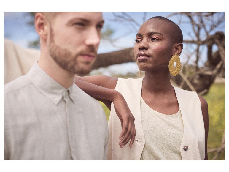 Frau und Mann tragen beige Leinenkleidung und Accessoires.