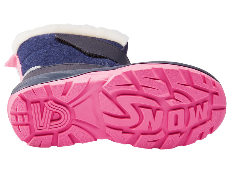 Die rosafarbene Sohle eines blauen Winterstiefels mit dem Schriftzug 'SNOW'.