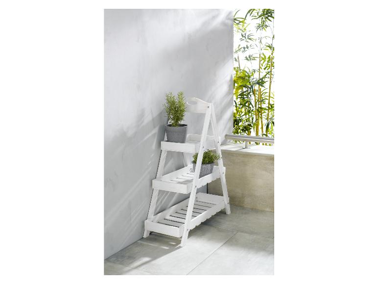 Ein weißer Pflanzenständer aus Holz mit drei Ablagen für Blumentöpfe.