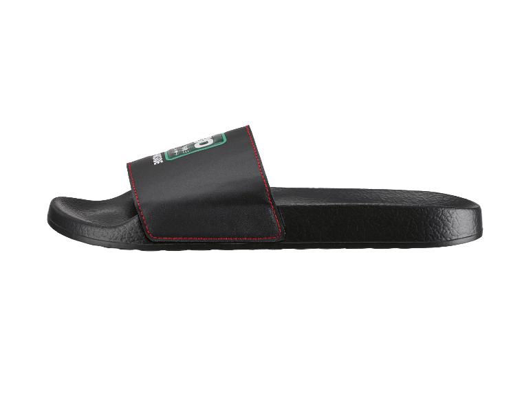 Schwarze Herren-Badeschuhe mit roten Nähten und grünem Logo auf dem Riemen.