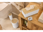 Badezimmermöbel und Accessoires: hölzerne Taschentuchbox, Toilettenbürste, Mülleimer.