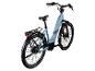Hellblaues E-Bike mit Gepäckträger und Schutzblechen