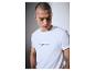 Mann in weißem T-Shirt mit 'STRENESSE BLUE' Aufschrift, blickt nach unten.