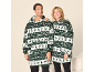 Ein Mann und eine Frau in passenden grünen Weihnachts-Hoodie-Decken.