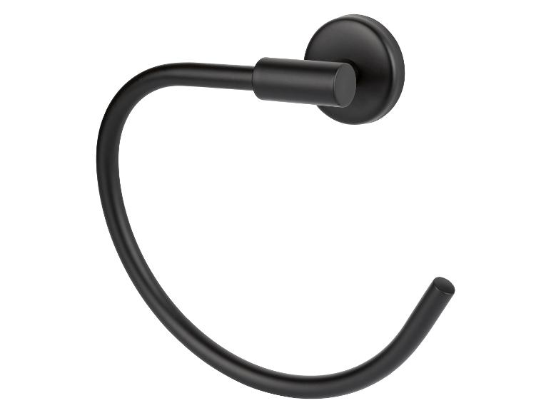 Ein schwarzer, C-förmiger Handtuchhalter an der Wand.