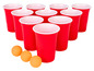 Rote Plastikbecher und Tischtennisbälle für ein Spiel Beer Pong.