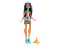 Monster High Puppe mit blauen Haaren, einem goldenen Kleid und einer Pyramidentasche.