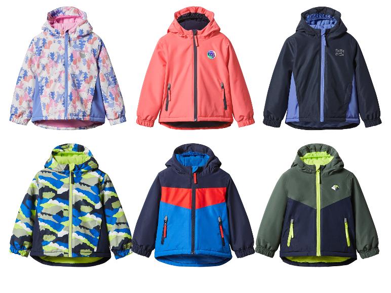 Sechs Kinderwinterjacken in verschiedenen Farben und Mustern, darunter Tierdrucke und Farbblöcke.