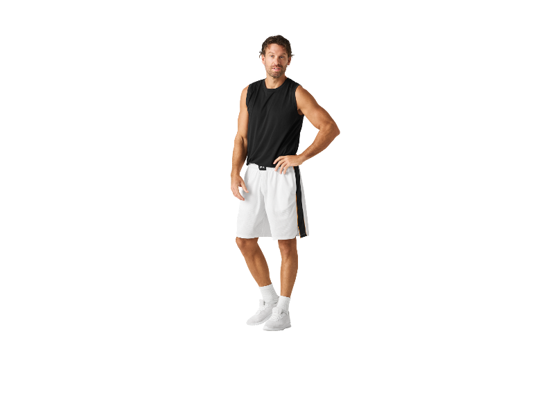 Mann in schwarzem Tanktop und weißen Basketballshorts.