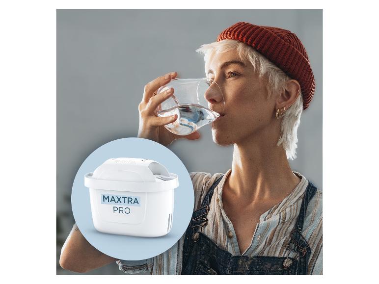 Frau trinkt Wasser aus Brita Maxtra Pro Filter.