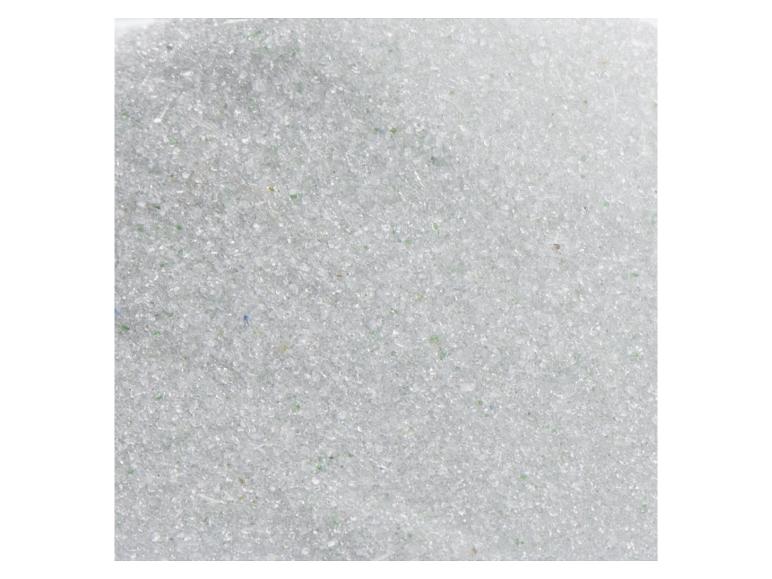 Kleine Körner aus recyceltem Glas, überwiegend weiß mit einigen grünen Tönen.