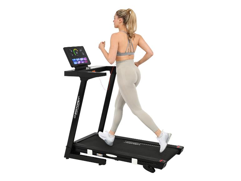 Frau läuft auf einem schwarzen CHRISTOPEIT Laufband mit großem Display