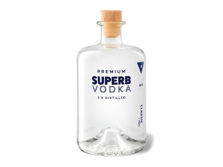 Flasche Superb Premium Wodka, 5-fach destilliert, mit Holzkorken.