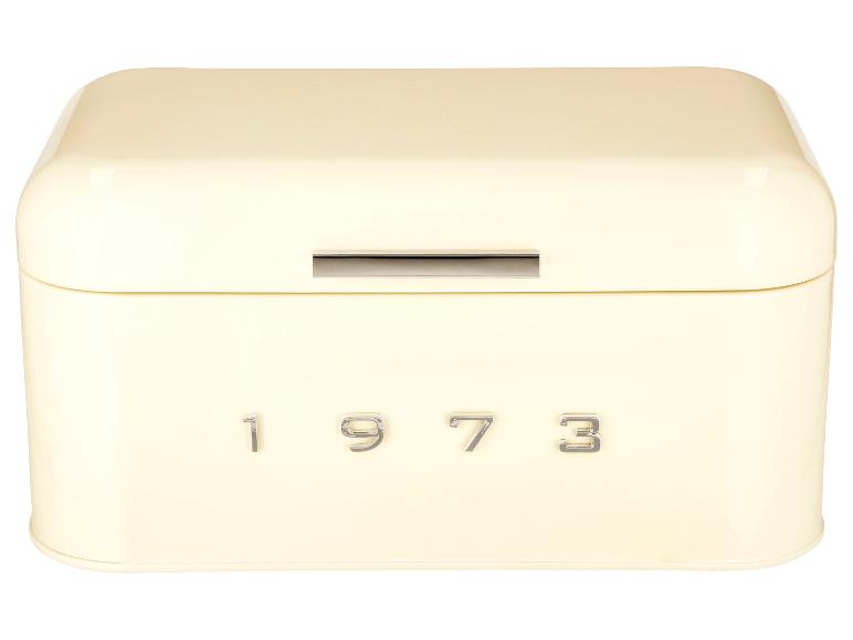 Cremefarbener Brotkasten mit silbernem Griff und der Jahreszahl „1973“ auf der Vorderseite.