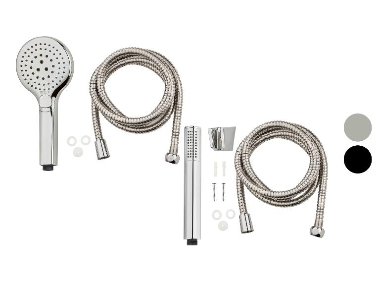 Zwei verchromte Duschsets mit Duschköpfen, Schläuchen und Montagezubehör.