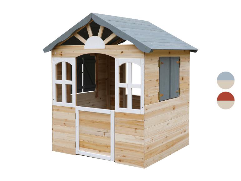 Holzspielhaus mit grauem Dach und weißen Zierleisten, mit Fenstern und einer halben Tür.
