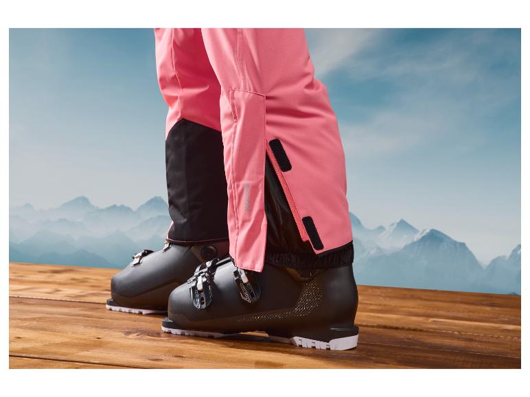 Skischuhe und rosafarbene Skihose mit Recco-Reflektoren.