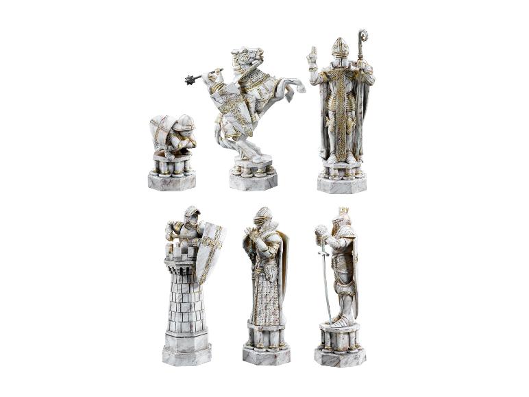 Spielfiguren des The Noble Collection Schachsets im detaillierten Ritter-Design.