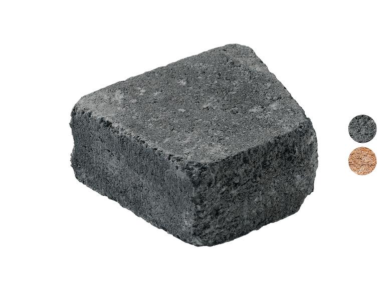 Dunkelgrauer Pflasterstein mit rauer Oberfläche und Farbmuster