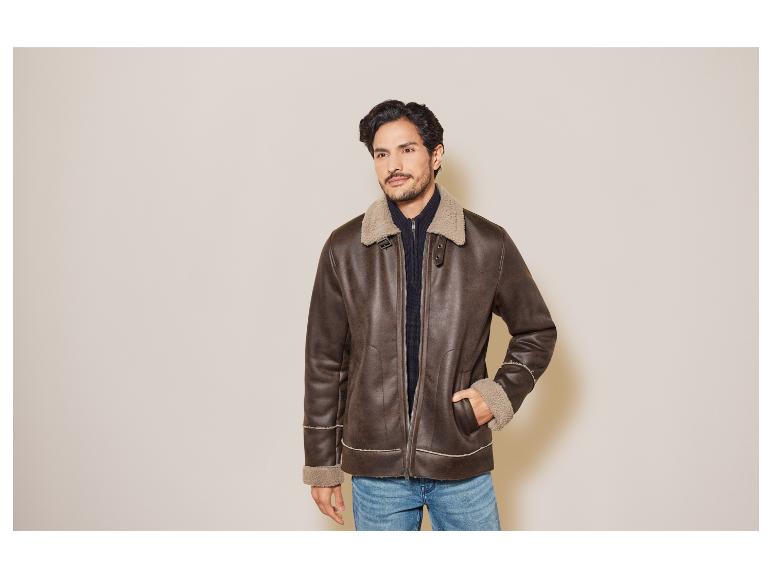 Mann in einer braunen Lederjacke mit Pelzbesatz