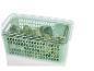Grüne Plastik-Aufbewahrungsbox mit Gitter, gefüllt mit Salat.
