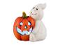 Halloween-Dekoration: Geisterfigur umarmt einen Kürbis mit geschnitztem Gesicht und Licht.