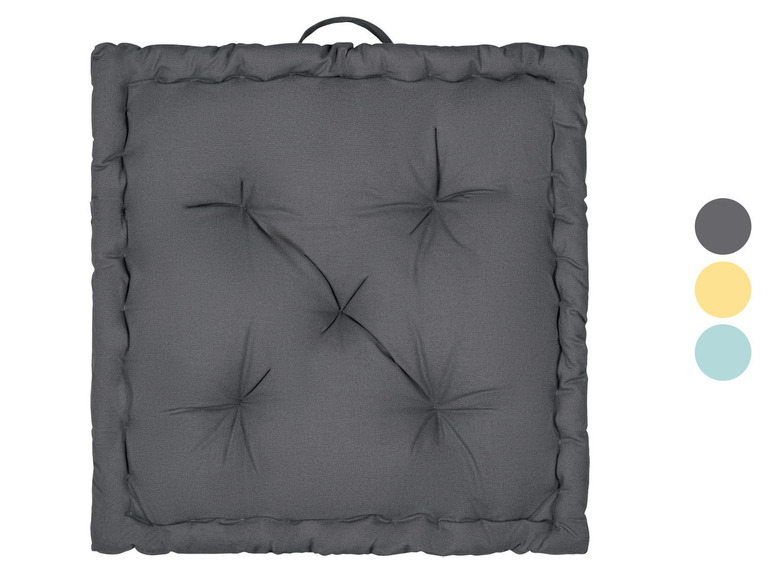 Ein graues, quadratisches Sitzkissen mit Knöpfen