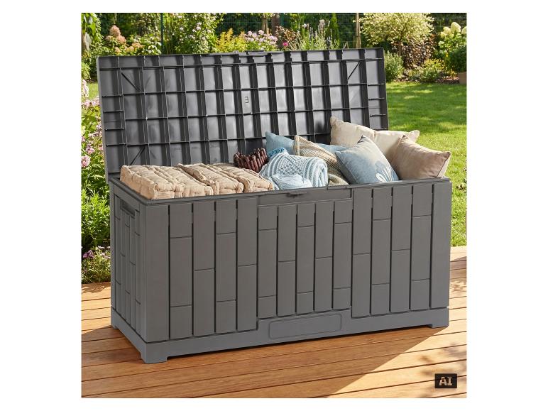 Graue Outdoor-Aufbewahrungsbox mit Kissen und Decken auf einer Holzterrasse im Garten.