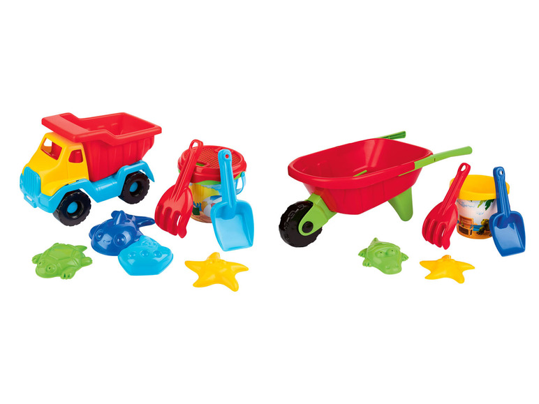 Ein Spielzeugset mit einem Sandlaster, einer Schubkarre und Sandformen.