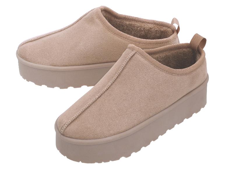 Beige, flauschige Plateau-Hausschuhe mit gezackter Sohle.