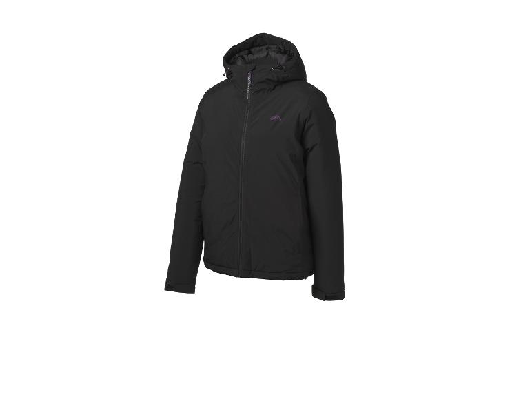 Schwarze Winterjacke mit Kapuze und Reißverschluss, mit einem lila Logo auf der Brust.