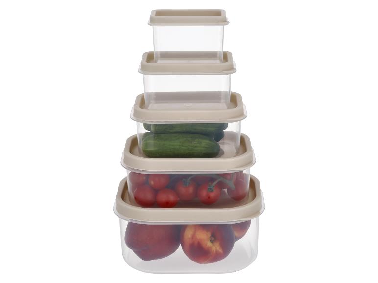 Stapelbare transparente Frischhaltedosen mit Obst und Gemüse.
