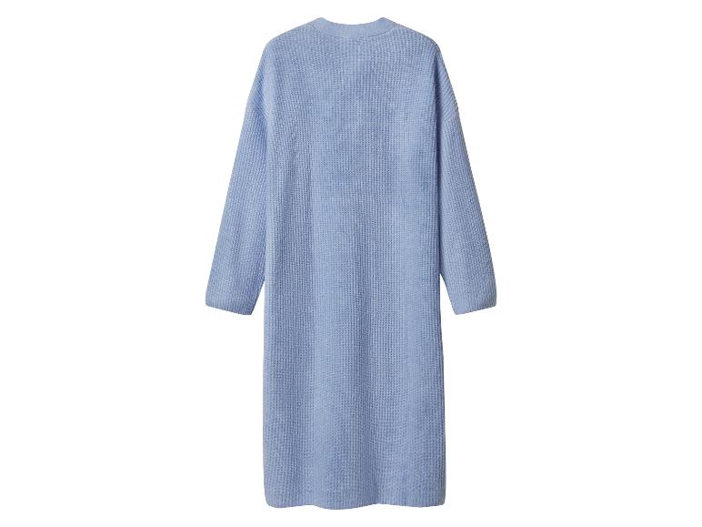 Hellblauer langer Strickcardigan mit Rippstruktur, Rückansicht.