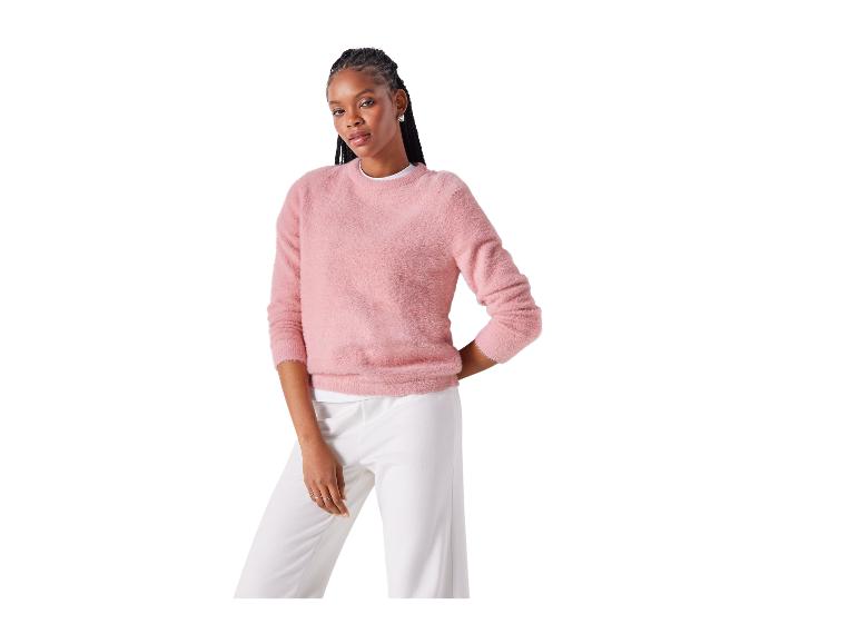 Frau in rosa flauschigem Pullover und weißer Hose