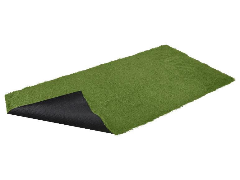Grüner Kunstrasen-Rolle mit sichtbarer schwarzer Unterseite.