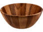 Salatschüssel aus Holz mit Streifenmuster.
