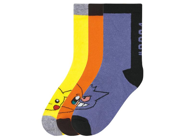 Drei Paar Pokémon Socken: Pikachu, ein anderes Pokémon und ein drittes Design.