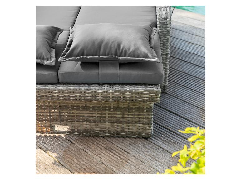 Graue Outdoor-Lounge-Garnitur mit Kissen auf Holzterrasse am Pool.