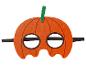 Orangefarbene Filz-Kürbismaske mit grünem Stiel und schwarzem Gummiband für Halloween.