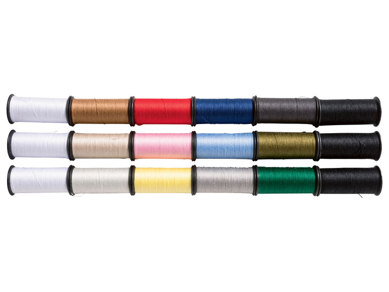 Garnrollen in verschiedenen Farben, darunter Weiß, Beige, Rot, Blau und Schwarz.