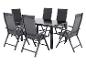 Gartenmöbel-Set mit schwarzem Tisch und sechs Klappstühlen.