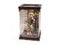 Dobby-Figur aus der Reihe Magische Kreaturen in einer Glasvitrine.