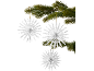 Drei weiße Papier-Schneeflocken-Ornamente hängen an einem Tannenast.