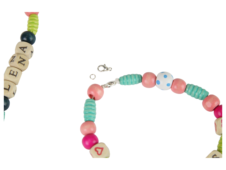 Holzperlenarmband mit Namen und Karabinerverschluss.